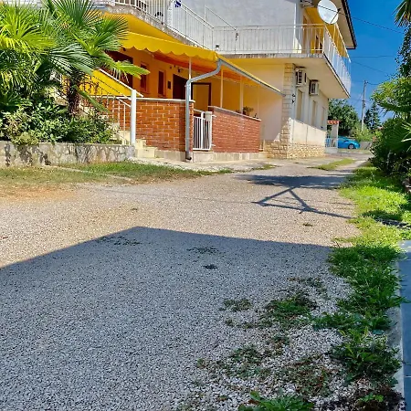 Free Parking, Wifi, Aircool, Terrace, Living & Bedroom Apartment *