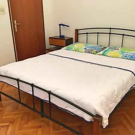 Apartment Free Parking, Wifi, Aircool, Terrace, Living & Bedroom
