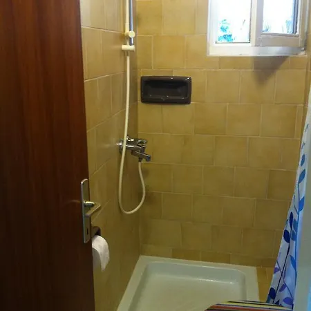 Free Parking, Wifi, Aircool, Terrace, Living & Bedroom Lovran