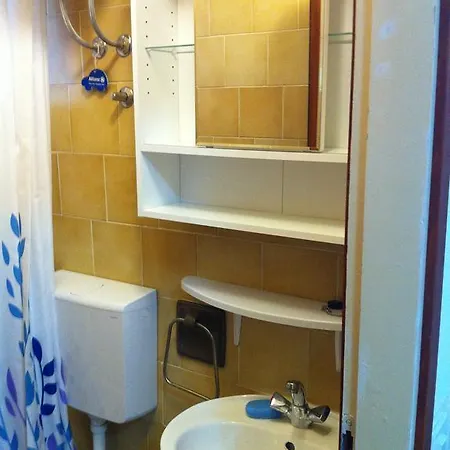 Free Parking, Wifi, Aircool, Terrace, Living & Bedroom Lovran
